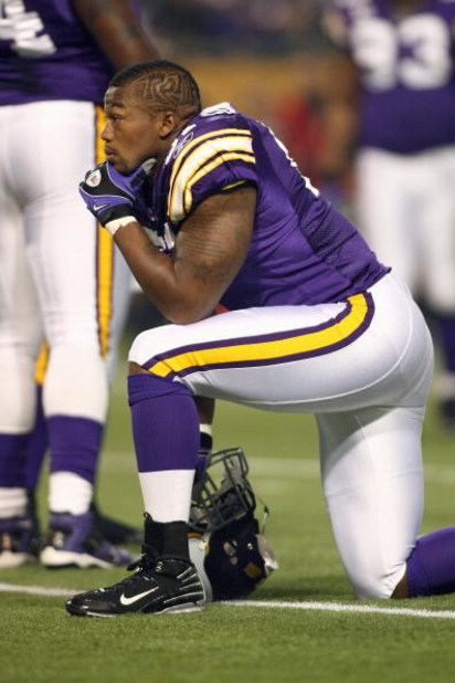 MINNEAPOLIS - NOVEMBER 30:  Ray Edwards #91 of the Minnesota Vikings kneels on the field during the game against the Chicago Bears at the Metrodome on November 30, 2008 in Minneapolis, Minnesota. (Photo by Jonathan Ferrey/Getty Images)