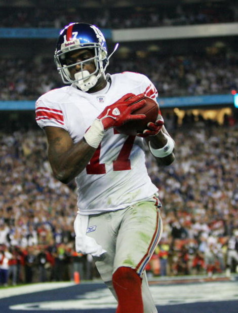 GLENDALE, AZ - FEBRUARY 03:  Wide receiver Plaxico Burress #17 of the New York Giants catches a 13-yard touchdown pass in the fourth quarter against the New England Patriots during Super Bowl XLII on February 3, 2008 at the University of Phoenix Stadium i