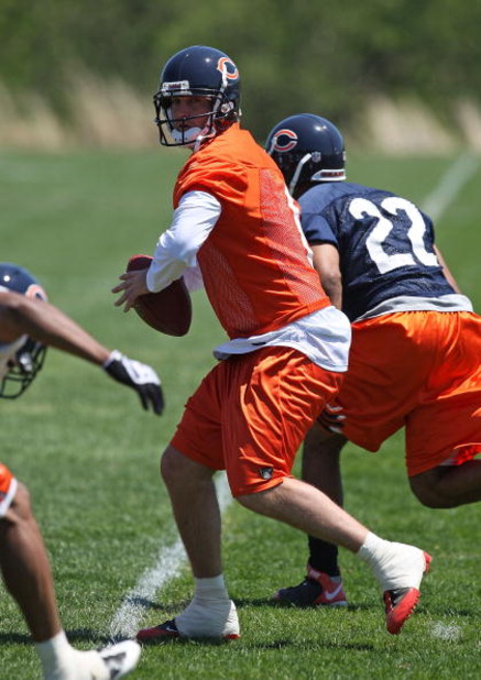 LAKE FOREST, IL - MAY 20: Jay Cutler #6 of the Chicago Bears participates during an organized team activity (OTA) practice on May 20, 2009 at Halas Hall in Lake Forest, Illinois. (Photo by Jonathan Daniel/Getty Images)