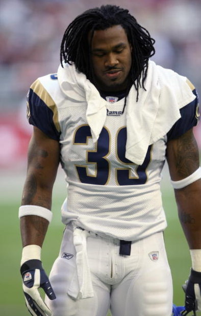 GLENDALE, AZ - DECEMBER 30:  Steven Jackson #39 of the St. Louis Rams walks on the sidelines during the game against the Arizona Cardinals on December 30, 2007 at University of Phoenix Stadium in Glendale, Arizona.   The Cardinals won 48-19.  (Photo by St