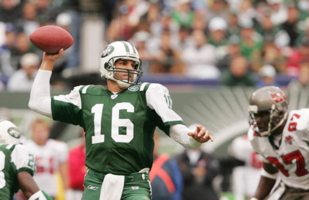 EAST RUTHERFORD, NEW JERSEY - OCTOBER 9:  Quarterback Vinny Testaverde #16 of the New York Jets passes against the Tampa Bay Buccaneers on October 9, 2005 at Giants Stadium in East Rutherford, New Jersey.  The Jets won 14-12.  (Photo by Nick Laham/Getty I