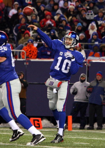 EAST RUTHERFORD, NJ - DECEMBER 21:  Eli Manning #10 of the New York Giants throws a pass against the Carolina Panthers on December 21, 2008 at Giants Stadium in East Rutherford, New Jersey.  (Photo by Jim McIsaac/Getty Images)