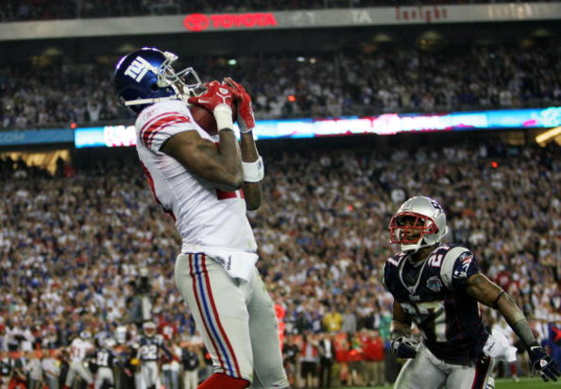 GLENDALE, AZ - FEBRUARY 03:  Wide receiver Plaxico Burress #17 of the New York Giants catches a 13-yard touchdown pass in the fourth quarter over Ellis Hobbs #27 of the New England Patriots during Super Bowl XLII on February 3, 2008 at the University of P