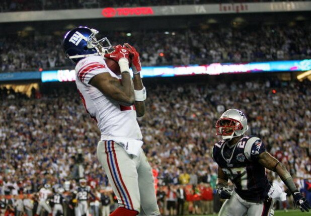 GLENDALE, AZ - FEBRUARY 03: Wide receiver Plaxico Burress #17 of the New York Giants catches a 13-yard touchdown pass in the fourth quarter over Ellis Hobbs #27 of the New England Patriots during Super Bowl XLII on February 3, 2008 at the University of P