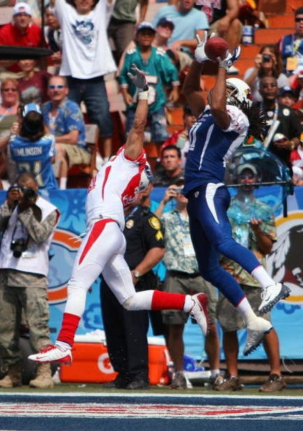 HONOLULU, HI - FEBRUARY 08: Wide receiver Larry Fitzgerald #11 of the NFC All-Stars Arizona Cardinals leaps and catches a 2 yard touchdown pass while covered by cornerback Cortland Finnegan #31 of the AFC All-Stars Tennessee Titans in the 2009 NFL Pro Bow
