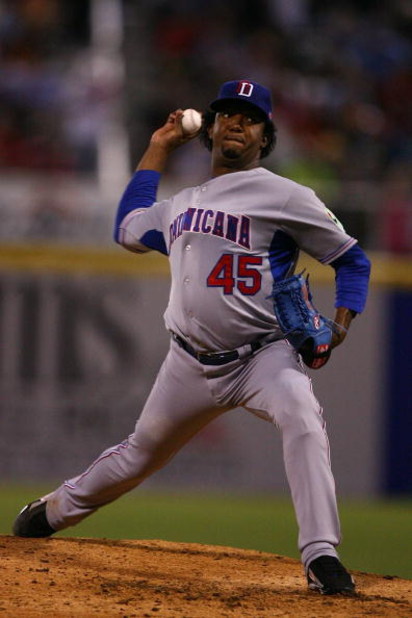 SAN JUAN, PUERTO RICO - MARCH 10:  Pedro Martinez #45 of The Dominican Republic pitches against The Netherlands during the 2009 World Baseball Classic Pool D match on March 10, 2009 at Hiram Bithorn Stadium in San Juan, Puerto Rico.  (Photo by Al Bello/Ge