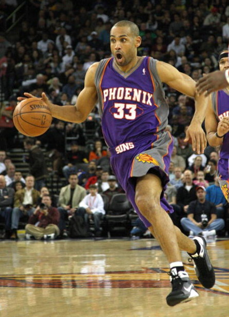 OAKLAND, CA - MARCH 15:  Grant Hill #33 of the Phoenix Suns dribbles the ball against the Golden State Warriors during an NBA game on March 15, 2009 at Oracle Arena in Oakland, California. NOTE TO USER: User expressly acknowledges and agrees that, by down