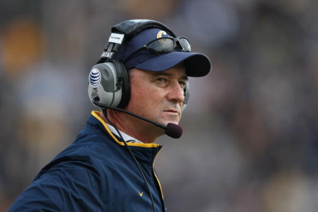 BERKELEY, CA - SEPTEMBER 22:  Head coach Jeff Tedford of the California Golden Bears looks on against the Arizona Wildcats during an NCAA football game at Memorial Stadium September 22, 2007 in Berkeley, California.  (Photo by Jed Jacobsohn/Getty Images)