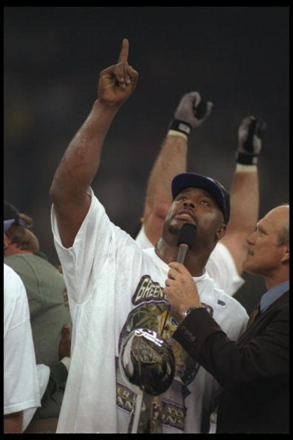 26 Jan 1997:  Defensive end Reggie White of the Green Bay Packers pays tribute to God while being interviewed by Terry Bradshaw of FOX Sports after the Packers 35-21 victory over the New England Patriots in Super Bowl XXXI at the Louisiana Superdome in Ne