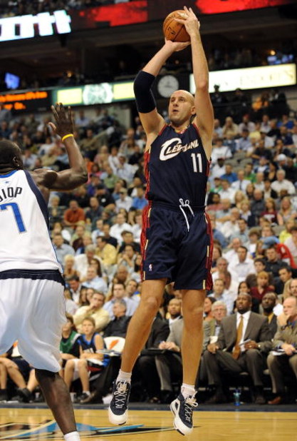 DALLAS - NOVEMBER 03:  Center Zydrunas Ilgauskas #11 of the Cleveland Cavaliers takes a shot against DeSagana Diop #7 of the Dallas Mavericks on November 3, 2008 at American Airlines Center in Dallas, Texas.  NOTE TO USER: User expressly acknowledges and 