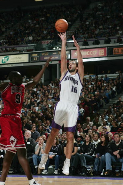 SACRAMENTO, CA - NOVEMBER 16:  Peja Stojakovic #16 of the Sacramento Kings shoots over Luol Deng #9 of the Chicago Bulls during the game at Arco Arena on November 16, 2004 in Sacramento, California. The Kings won 113-106.  NOTE TO USER: User expressly ack