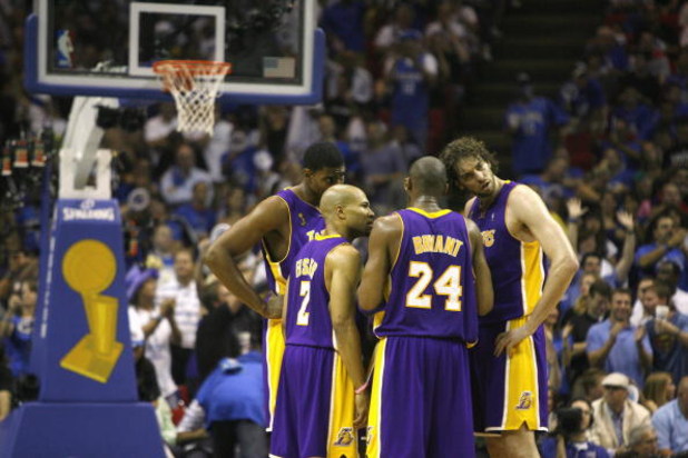 ORLANDO, FL - JUNE 11:  (L-R) Andrew Bynum #17, Derek Fisher #2, Kobe Bryant #24 and Pau Gasol #16 of the Los Angeles Lakers huddle on the court in Game Four of the 2009 NBA Finals against the Orlando Magic on June 11, 2009 at Amway Arena in Orlando, Flor