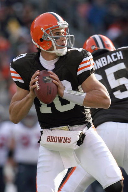 CLEVELAND - NOVEMBER 23:  Quarterback Brady Quinn #10 of the Cleveland Browns looks to pass the ball during the NFL game against the Houston Texans at Cleveland Browns Stadium on November 23, 2008 in Cleveland, Ohio.  (Photo by Andy Lyons/Getty Images)