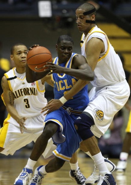 BERKELEY, CA - FEBRUARY 28: Darren Collison #2 of the UCLA Bruins drives against Jerome Randle #3 and Jordan Wilkes #33 of the California Golden Bears during an NCAA Pac-10 basketball game on February 28, 2009 at Haas Pavillion in Berkeley, California.