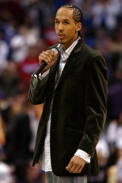 LOS ANGELES, CA - APRIL 18:  Shaun Livingston of the Los Angeles Clippers talks to the crowd during a break in play in the first half against the New Orleans/Oklahoma City Hornets at Staples Center on April 18, 2007 in Los Angeles, California. Livingston 