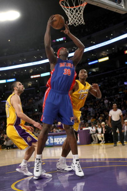 LOS ANGELES, CA - NOVEMBER 14:  Kwame Brown #38 of the Detroit Pistons goes up for a shot against the Los Angeles Lakers on November 14, 2008 at Staples Center in Los Angeles, California.   NOTE TO USER: User expressly acknowledges and agrees that, by dow