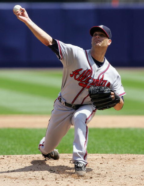 NEW YORK - AUGUST 09: Tim Hudson #15 of the Atlanta Braves pitches against the New York Mets August 9, 2007 at Shea Stadium in the Flushing neighborhood of the Queens borough of New York City.  (Photo by Jim McIsaac/Getty Images)