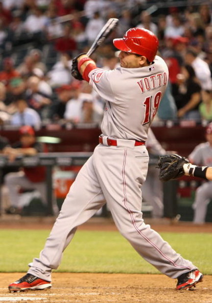 PHOENIX - MAY 12:  Joey Votto #19 of the Cincinnati Reds bats against the Arizona Diamondbacks during the major league baseball game at Chase Field on May 12, 2009 in Phoenix, Arizona.  (Photo by Christian Petersen/Getty Images)