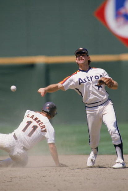 1987:  Dickie Thon of the Houston Astros throws the ball during an MLB (Major League Baseball) game in 1987.   (Photo by Rick Stewart /Getty Images)  