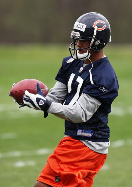 LAKE FOREST, IL - MAY 01: Juaquin Iglesias #17 of the Chicago Bears catches a pass during a rookie mini-camp practice on May 1, 2009 at Halas Hall in Lake Forest, Illinois. (Photo by Jonathan Daniel/Getty Images)
