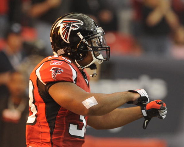 ATLANTA - NOVEMBER 9: Running back Michael Turner #33 of the Atlanta Falcons takes the field against the New Orleans Saints at the Georgia Dome on November 9, 2008 in Atlanta, Georgia. (Photo by Al Messerschmidt/Getty Images)