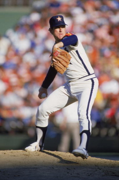 CIRCA 1980's: Nolan Ryan of the Houston Astros pitches during circa News  Photo - Getty Images