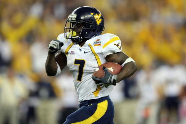 GLENDALE, AZ - JANUARY 02:  Running back Noel Devine #7 of the West Virginia Mountaineers runs for a 65-yard touchdown against the Oklahoma Sooners in the second half at the Tostito's Fiesta Bowl at University of Phoenix Stadium January 2, 2008 in Glendal