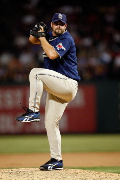 ARLINGTON, TX - JUNE 28:  Pitcher Heath Bell #21 of the San Diego Padres throws against the Texas Rangers on June 28, 2009 at Rangers Ballpark in Arlington, Texas.  (Photo by Ronald Martinez/Getty Images)