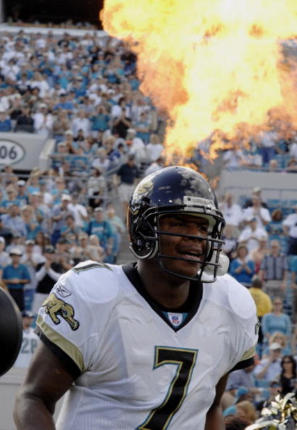 Jacksonville Jaguars QB Byron Leftwich (7) runs against Oakland