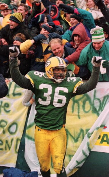 24 DEC 1995: GREEN BAY PACKERS SAFETY LEROY BUTLER #36 CELEBRATES WITH THE FANS AFTER PITTSBURGH STEELERS RECEIVER YANCEY THIGPEN DROPPED WHAT WOULD HAVE BEEN THE WINNING TOUCHDOWN DURING THE PACKERS WIN AT LAMBEAU FIELD IN GREEN BAY, WISCONSIN. Mandator