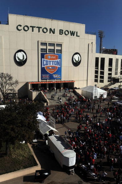DALLAS - JANUARY 02:  Fans enter the AT&T Cotton Bowl game between the Mississippi Rebels and the Texas Tech Red Raiders on January 2, 2009 at the Cotton Bowl in Dallas, Texas.  (Photo by Ronald Martinez/Getty Images)