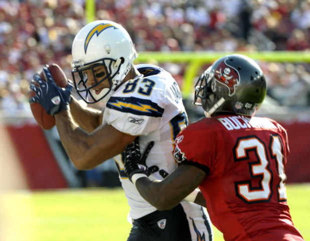 TAMPA, FL - DECEMBER 21: Wide receiver Vincent Jackson #83 of the San Diego Chargers grabs a sideline pass against the Tampa Bay Buccaneers at Raymond James Stadium on December 21, 2008 in Tampa, Florida.  (Photo by Al Messerschmidt/Getty Images)