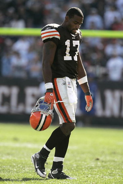 CLEVELAND - SEPTEMBER 16:  Braylon Edwards #17 of the Cleveland Browns looks on during the NFL game against the Cincinnati Bengals at the Cleveland Browns Stadium on September 16, 2007 in Cleveland, Ohio. (Photo by Jeff Gross/Getty Images)
