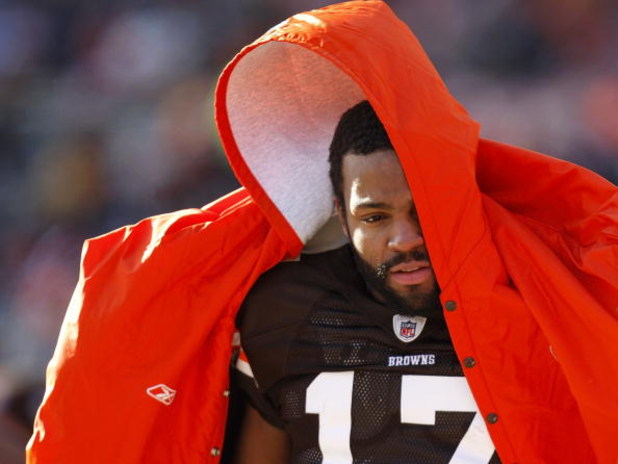 CLEVELAND - DECEMBER 21:  Braylon Edwards #17 of the Cleveland Browns tries to stay warm on the sideline during the second quarter while playing the Cincinnati Bengals at Cleveland Browns Stadium December 21, 2008 in Cleveland, Ohio.  (Photo by Gregory Sh