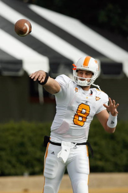 NASHVILLE, TN - NOVEMBER 22: Quarterback  Jonathan Crompton #8 of the Tennessee Volunteers warms up before the game against the Vanderbilt Commodores at Vanderbilt Stadium on November 22, 2008 in Nashville, North Carolina.  (Photo by Kevin C. Cox/Getty Im