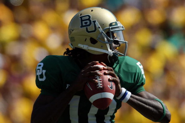 WACO, TX - OCTOBER 04:  Quarterback Robert Griffin #10 of the Baylor Bears drops back to pass against the Oklahoma Sooners at Floyd Casey Stadium on October 4, 2008 in Waco, Texas.  (Photo by Ronald Martinez/Getty Images)