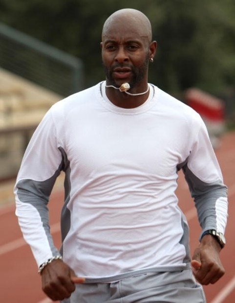 PALO ALTO, CA - OCTOBER 08:  Former NFL player Jerry Rice runs during a portrait shoot at Stanford Universtiy on September 8, 2007 in Palo Alto, California.  (Photo by Jed Jacobsohn/Getty Images)