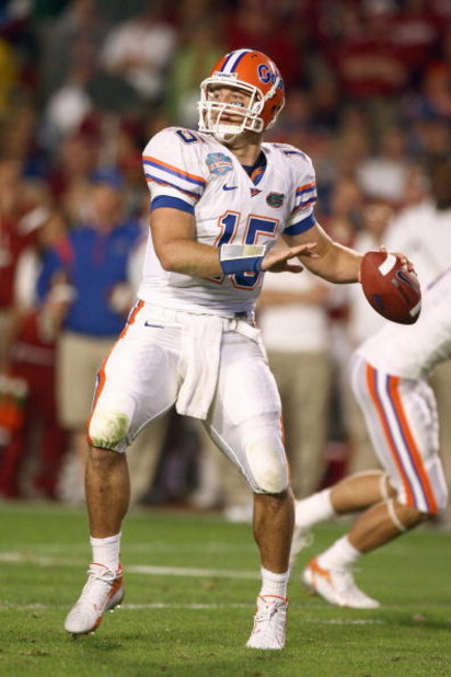 MIAMI - JANUARY 08:  Tim Tebow #15 of the Florida Gators looks to pass the ball during the FedEx BCS National Championship Game against the Oklahoma Sooners at Dolphin Stadium on January 8, 2009 in Miami, Florida.  (Photo by Donald Miralle/Getty Images)