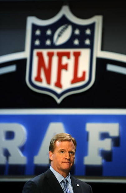 NEW YORK - APRIL 25: NFL Commissioner Roger Goodell waits onstage at Radio City Music Hall during the 2009 NFL Draft on April 25, 2009 in New York City (Photo by Jeff Zelevansky/Getty Images)