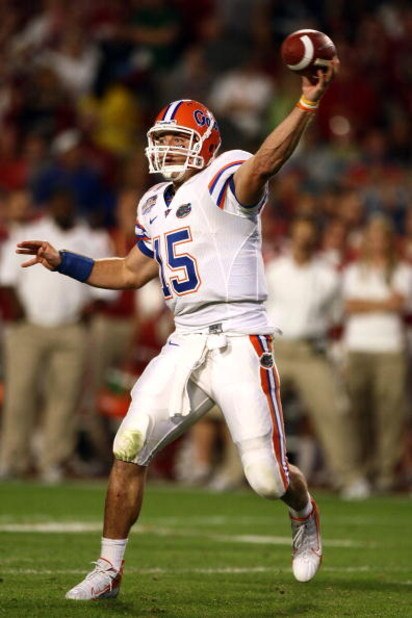MIAMI - JANUARY 08: Quarterback Tim Tebow #15 of the Florida Gators looks to pass against the Oklahoma Sooners in the FedEx BCS National Championship Game at Dolphin Stadium on January 8, 2009 in Miami, Florida. (Photo by Donald Miralle/Getty Images)