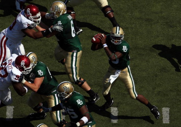 WACO, TX - OCTOBER 04: Quarterback Robert Griffin #10 of the Baylor Bears drops back to pass against the Oklahoma Sooners at Floyd Casey Stadium on October 4, 2008 in Waco, Texas. (Photo by Ronald Martinez/Getty Images)