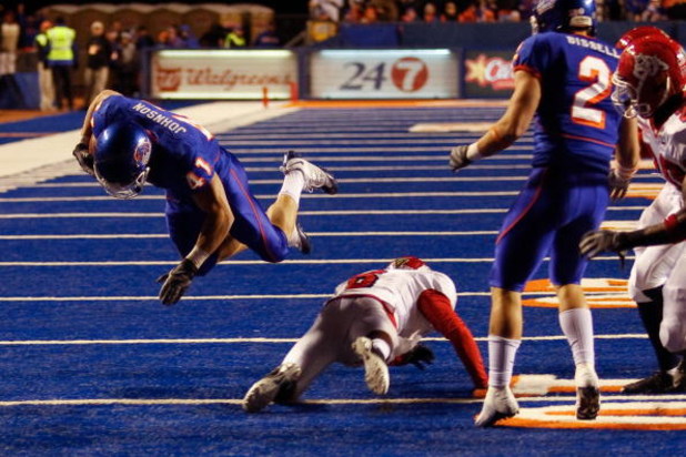 BOISE, ID - NOVEMBER 28:  Ian Johnson #41 of the Boise State Broncos dives over a Fresno State Bulldog during their game on November 28, 2008 at Bronco Stadium in Boise, Idaho.  (Photo by Otto Kitsinger III/Getty Images)