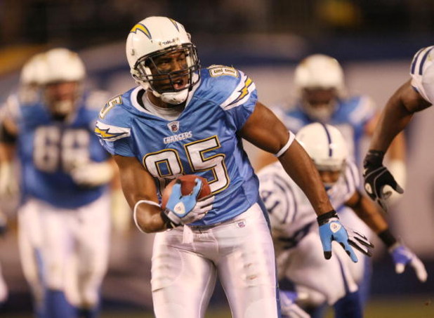 Members of the San Diego Chargers' 50th anniversary team watch pregame  warmups of a NFL football game Sunday Nov. 15, 2009 in San Diego. (AP  Photo/Denis Poroy Stock Photo - Alamy