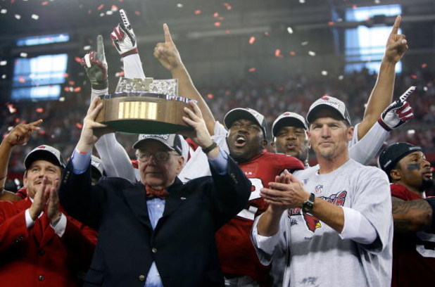 GLENDALE, AZ - JANUARY 18:  Owner Bill Bidwill of the Arizona Cardinals holds up the George S. Halas trophy after winning the NFC championship game against the Philadelphia Eagles on January 18, 2009 at University of Phoenix Stadium in Glendale, Arizona. 