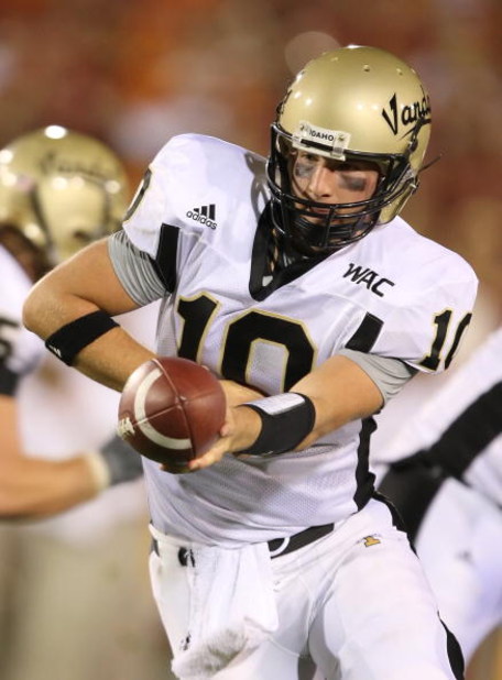 LOS ANGELES, CA - SEPTEMBER 01: Nathan Enderle #10 of the University of Idaho Vandals hands off the ball during the game against the USC Trojans at the Los Angeles Memorial Coliseum on September 1, 2007 in Los Angeles, California.  (Photo by Lisa Blumenfe