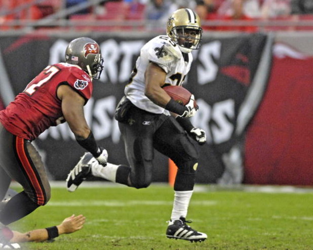 TAMPA, FL - NOVEMBER 30: Running back Reggie Bush #25 of the New Orleans Saints rushes upfield against the Tampa Bay Buccaneers at Raymond James Stadium on November 30, 2008 in Tampa, Florida.  (Photo by Al Messerschmidt/Getty Images) 
