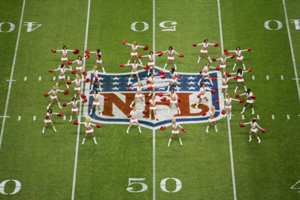 MEXICO CITY - OCTOBER 2:  Arizona Cardinals cheerleaders perform during the game against the San Francisco 49ers at Estadio Azteca on October 2, 2005 in Mexico City, Mexico. The Cards defeated the Niners 31-14.  (Photo by Robert Laberge/Getty Images)