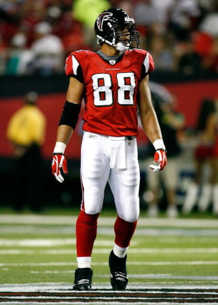 ATLANTA - SEPTEMBER 03:  Tight end Tony Gonzalez #88 of the Atlanta Falcons walks the field after a play against the Baltimore Raves at Georgia Dome on September 3, 2009 in Atlanta, Georgia.  (Photo by Kevin C. Cox/Getty Images)