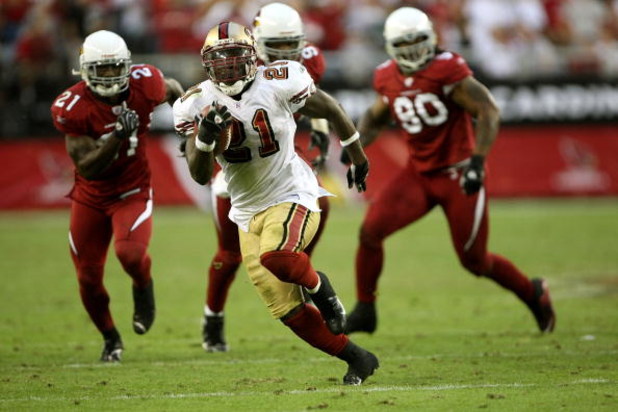 GLENDALE, AZ - NOVEMBER 25:  Running back Frank Gore #21 of the San Francisco 49ers breaks away on a 35 yard touchdown run to give the 49ers the lead with 1:15 remaining in the fourth quarter on November 25, 2007 at University of Phoenix Stadium in Glenda