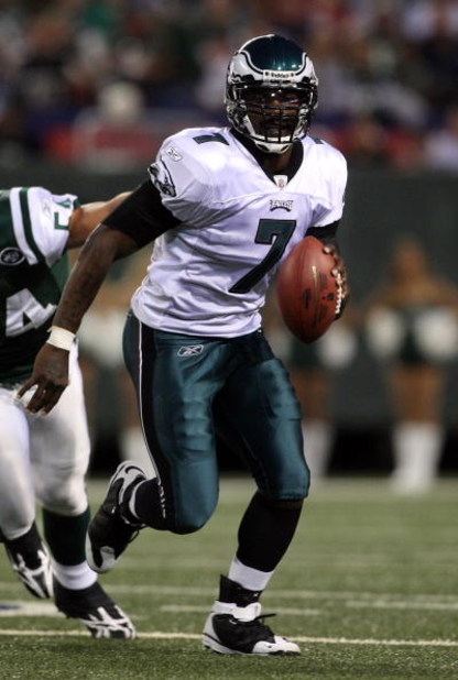 EAST RUTHERFORD, NJ - SEPTEMBER 03:  Michael Vick #7 of the Philadelphia Eagles runs the ball against the New York Jets on September 3, 2009 at Giants Stadium in East Rutherford, New Jersey. The Jets defeated the Eagles 38-27.  (Photo by Jim McIsaac/Getty